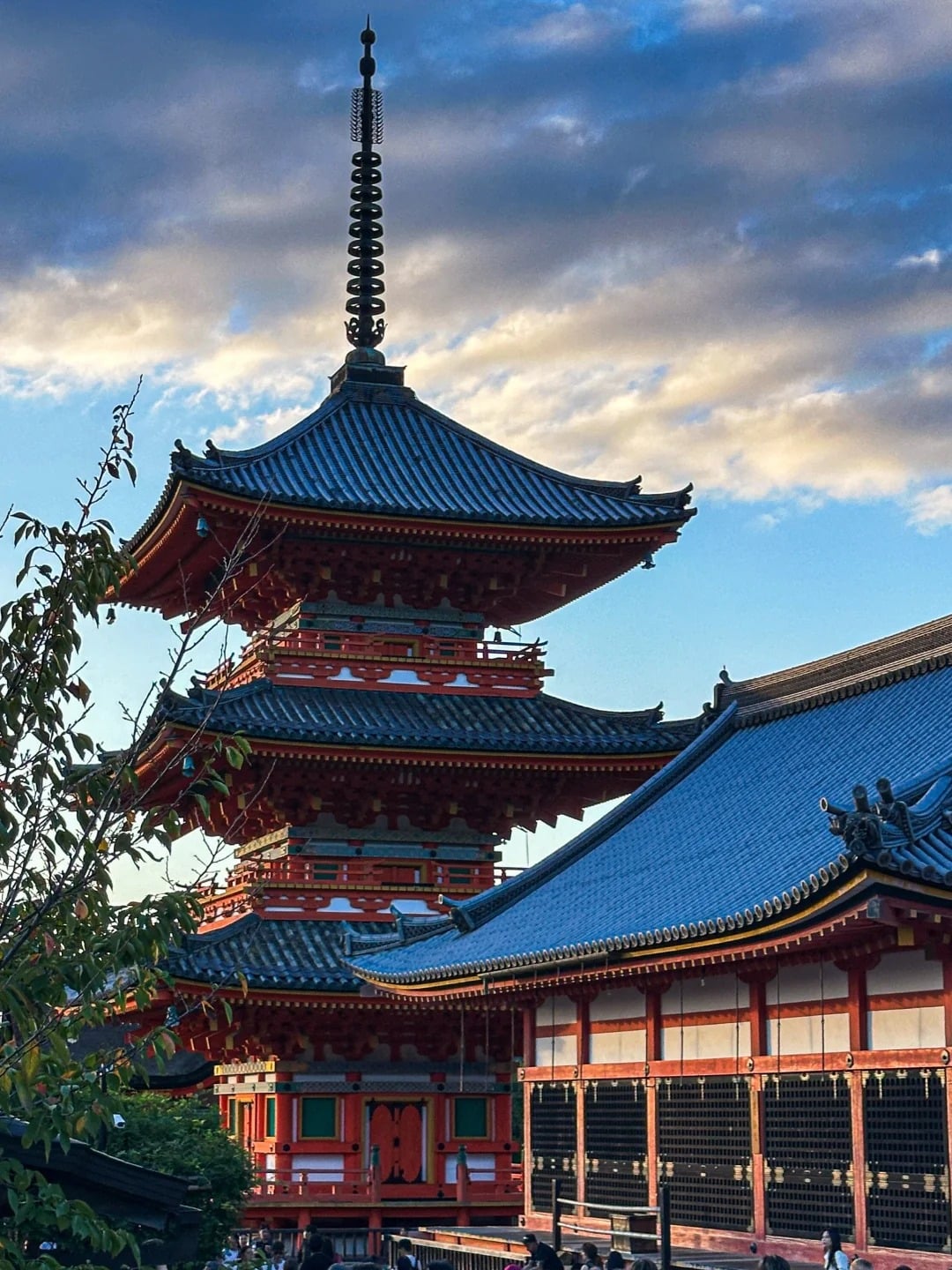 京都清水寺商店街驚見「超台味」立牌!網全笑翻:「誰教的啦!」