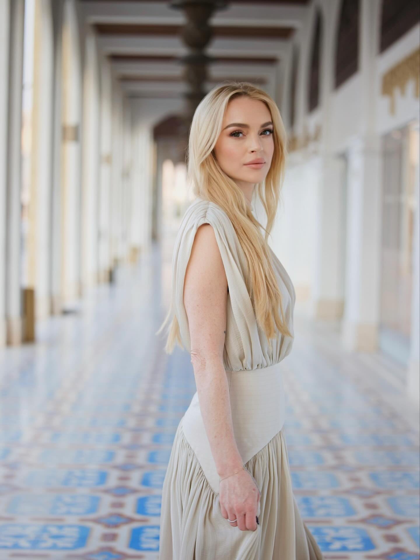 琳賽蘿涵 Lindsay Lohan 身高 165 吸毒戒毒成功超凍齡!嬰兒油潤膚、眼膜消腫⋯保養方法一次看!