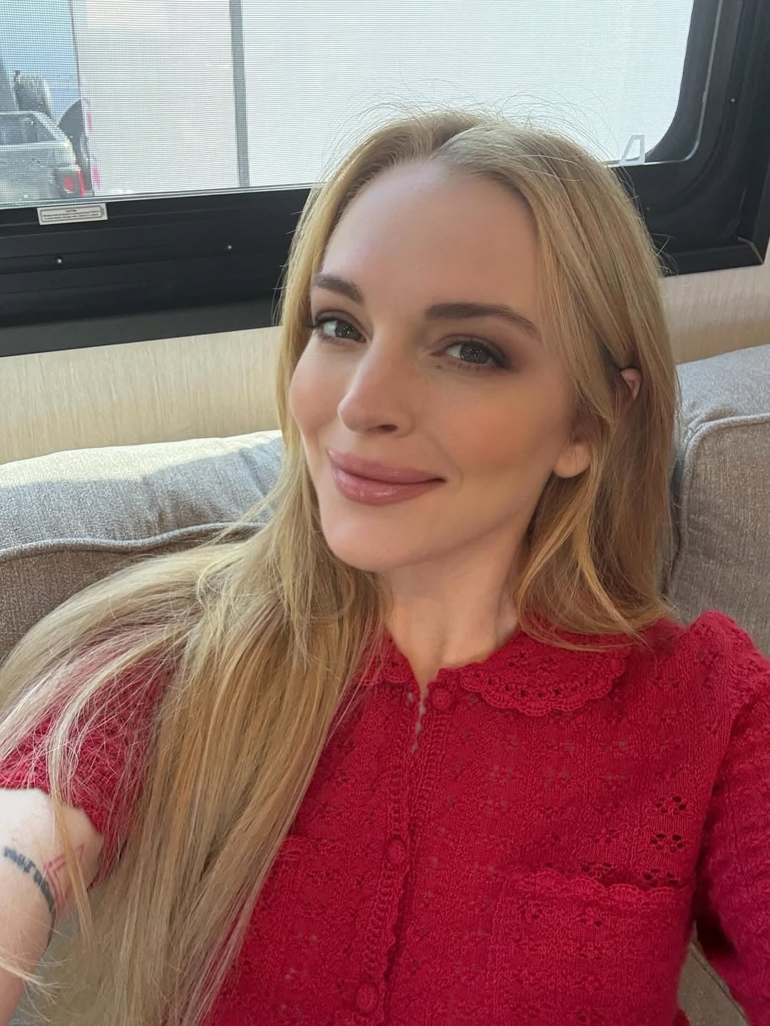 琳賽蘿涵 Lindsay Lohan 身高 165 吸毒戒毒成功超凍齡!嬰兒油潤膚、眼膜消腫⋯保養方法一次看!