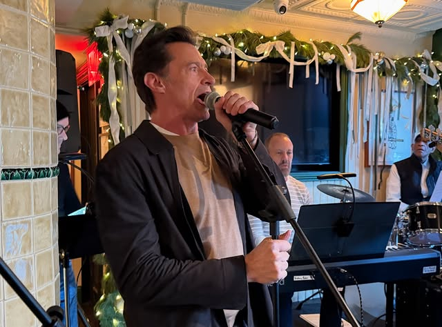 休傑克曼 Hugh Jackman 突襲紐約酒吧驚喜獻唱尼爾戴門的經典歌曲！接地氣宣傳方式引熱議！