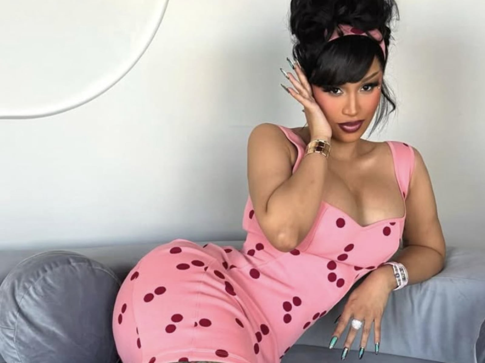 Cardi B 惡搞〈Last Christmas〉影片瘋傳！狂改歌詞變「聖誕修羅場」！