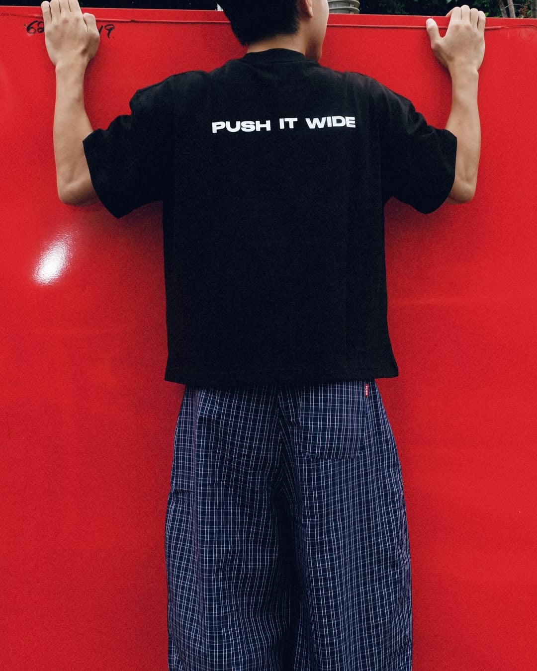 越南寬褲天王 PUSH PUSH 來台灣了!FLOM_ 聯名款曝光,多款未公開新作首次登場⋯網友狂喊必買!