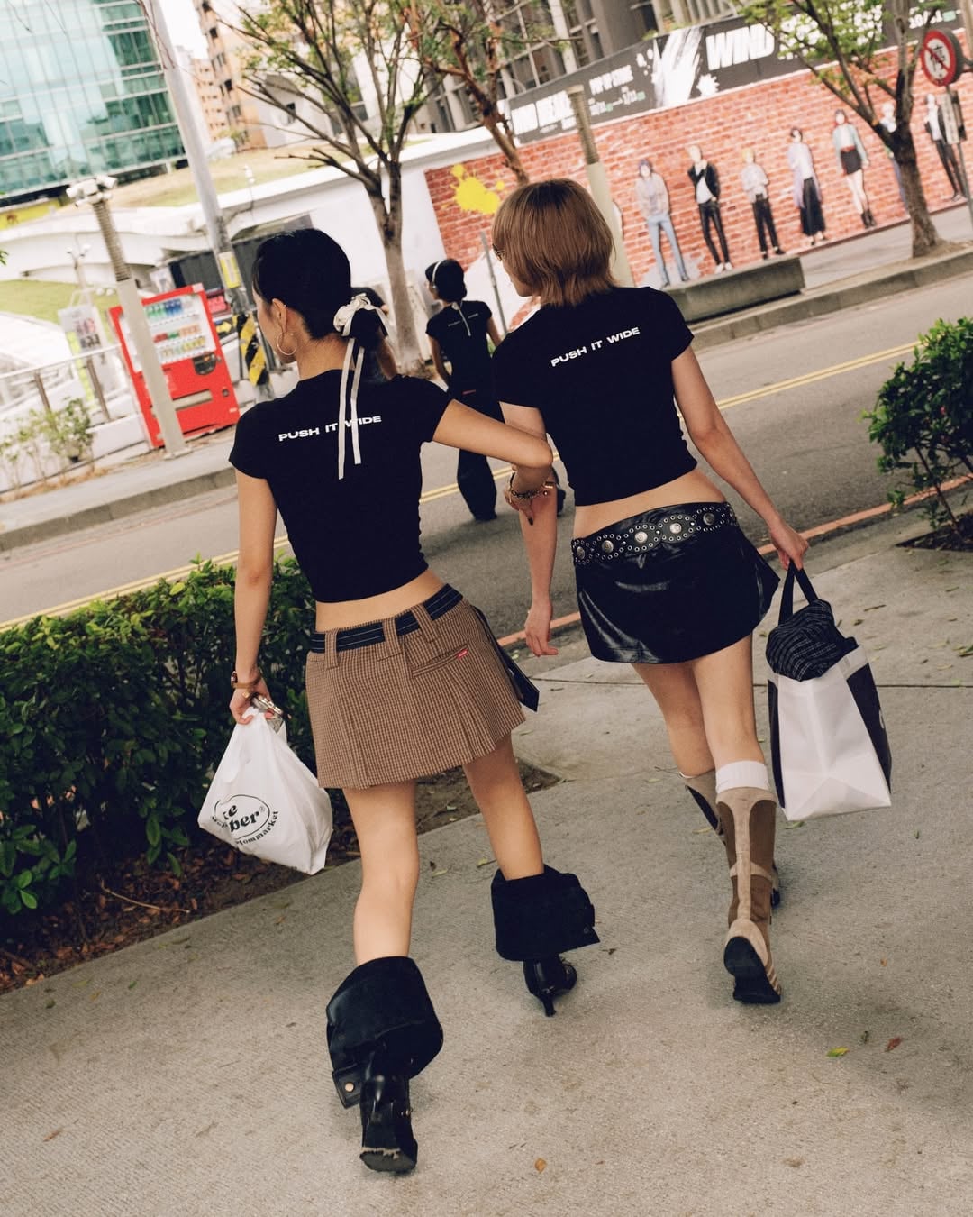 越南寬褲天王 PUSH PUSH 來台灣了!FLOM_ 聯名款曝光,多款未公開新作首次登場⋯網友狂喊必買!