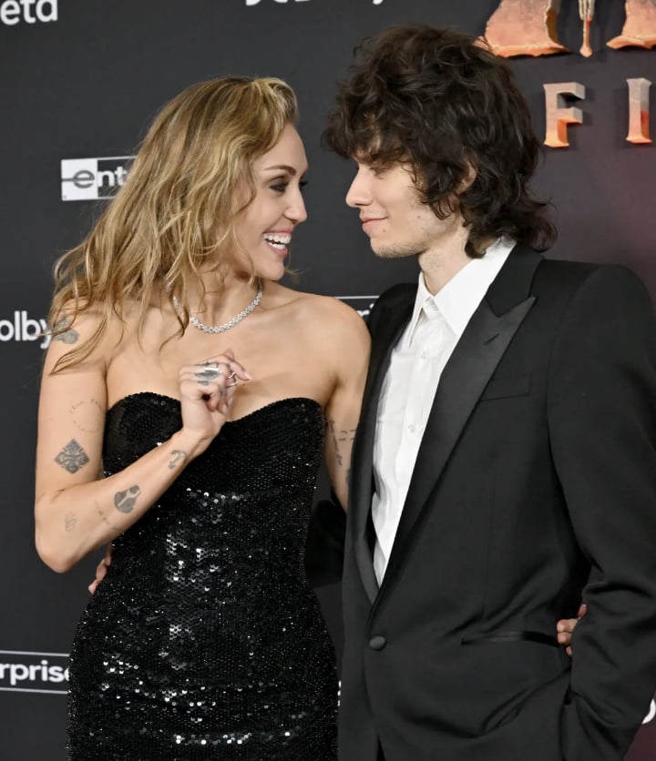 麥莉希拉 Miley Cyrus 訂婚音樂人男友！首談前夫：「我學會重新站起來！」