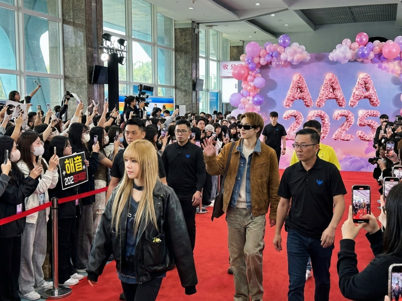 AAA 頒獎典禮高雄登場！韓星雲集機場百人暴動飯店訂房率破 9 成！