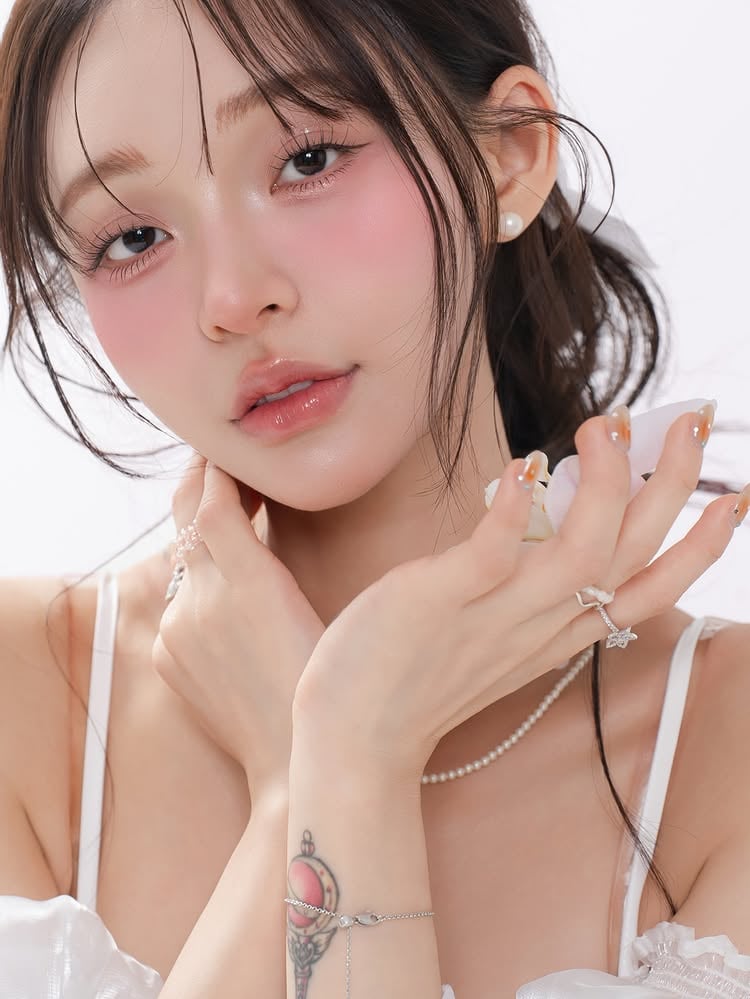 林襄 IG 換大頭照！盤髮露香肩仙氣噴發引網讚：「像 AI 生成！」