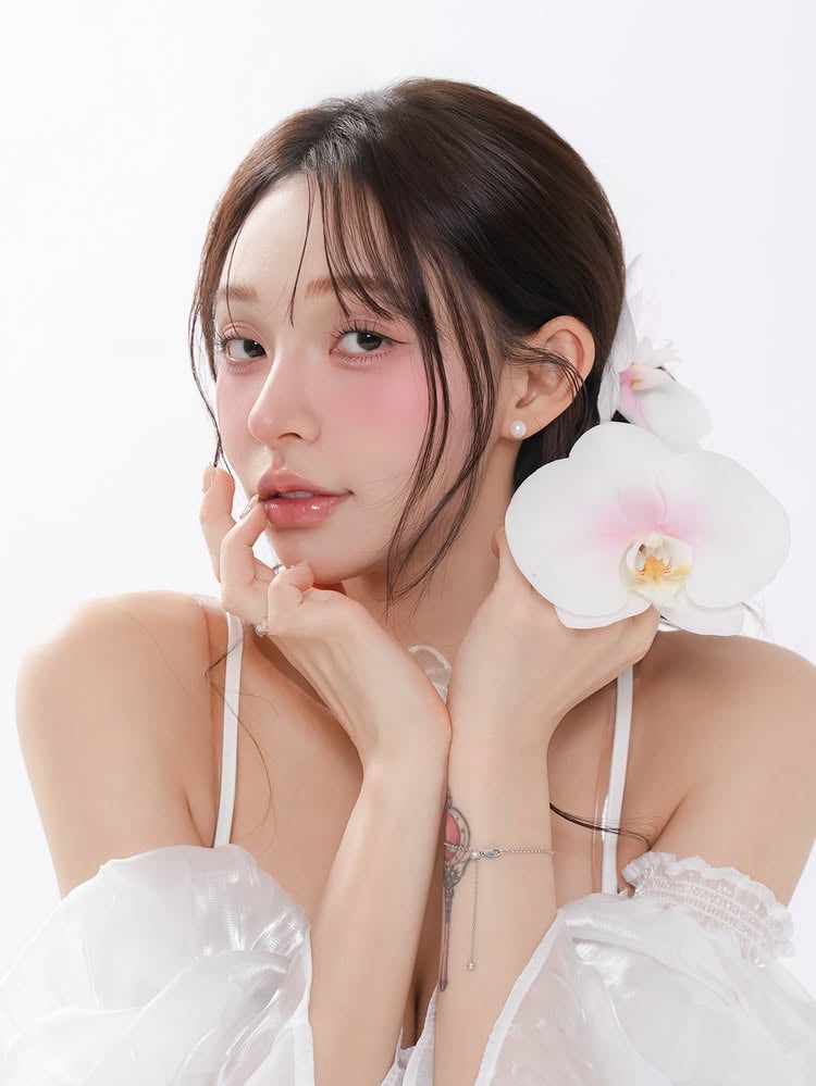 林襄 IG 換大頭照！盤髮露香肩仙氣噴發引網讚：「像 AI 生成！」