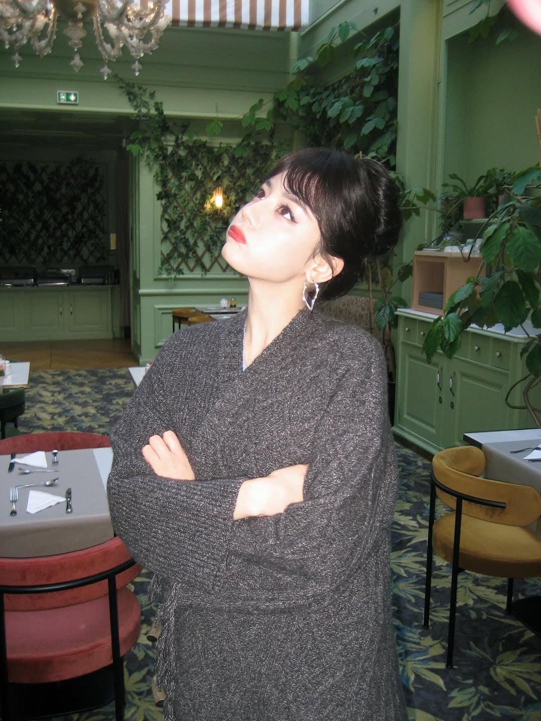 迪麗熱巴身高 169 公分辣跳抖肩舞！表情呆滯遭疑複製人引網驚：「不是本人！」