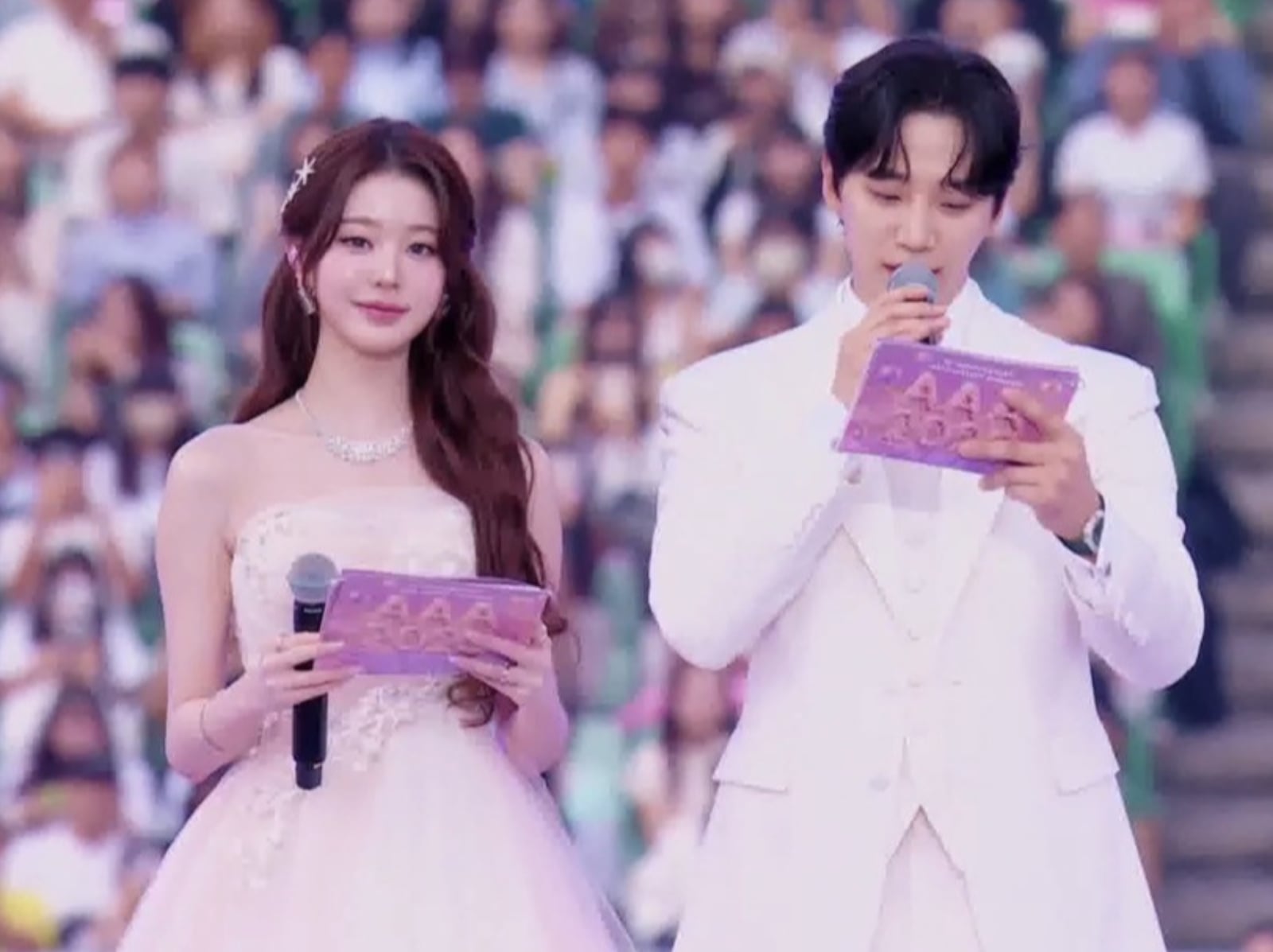2025 AAA／張員瑛搭擋李俊昊登場！粉色禮服宛如真人公主、戒指飛落秒展女王氣場引熱議！