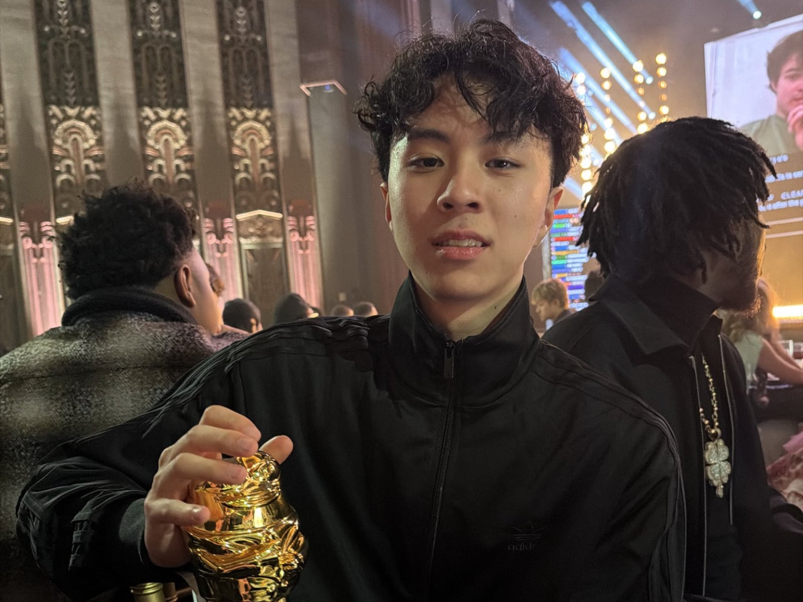 Ray 贏得 2025「最佳實境直播主」大獎成台灣第一人！上台領獎高喊「GOD DID」嗨翻全場！