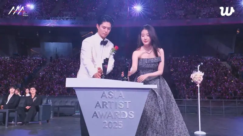 2025 AAA 頒獎典禮高雄／朴寶劍同框 CP 女友 IU、金裕貞，網笑：「最忙碌的人！」