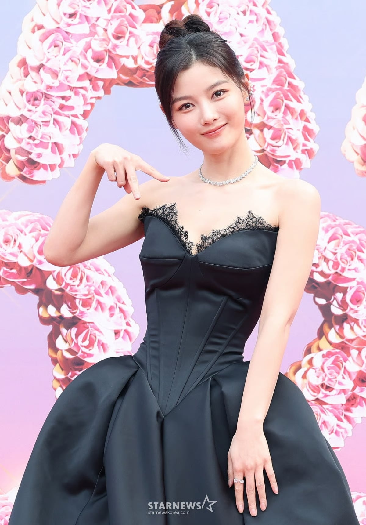 2025 AAA 頒獎典禮高雄／朴寶劍同框 CP 女友 IU、金裕貞，網笑：「最忙碌的人！」