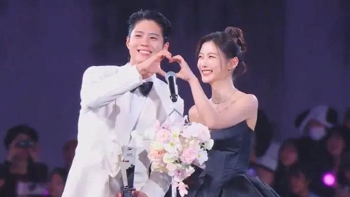 2025 AAA 頒獎典禮高雄／朴寶劍同框 CP 女友 IU、金裕貞，網笑：「最忙碌的人！」