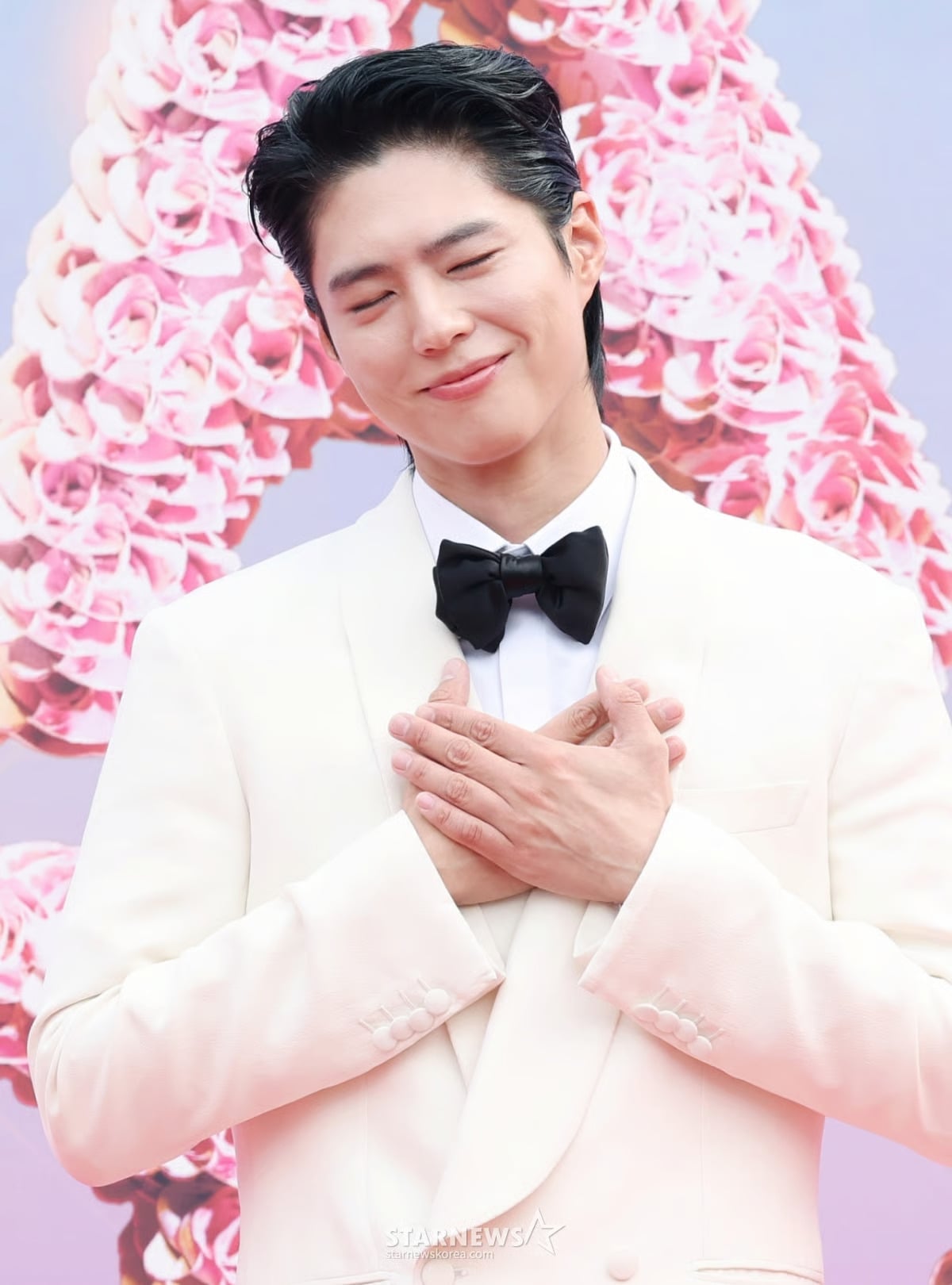 2025 AAA 頒獎典禮高雄／朴寶劍同框 CP 女友 IU、金裕貞，網笑：「最忙碌的人！」