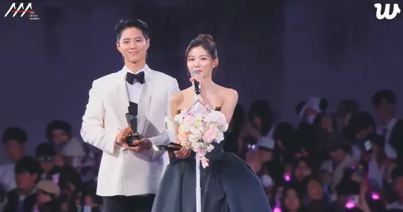 2025 AAA 頒獎典禮高雄／朴寶劍同框 CP 女友 IU、金裕貞，網笑：「最忙碌的人！」