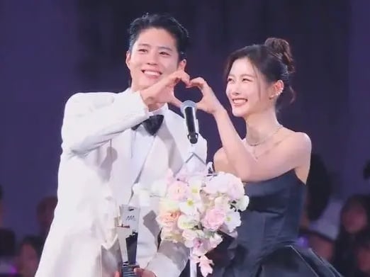 2025 AAA 頒獎典禮高雄／朴寶劍同框 CP 女友 IU、金裕貞，網笑：「最忙碌的人！」