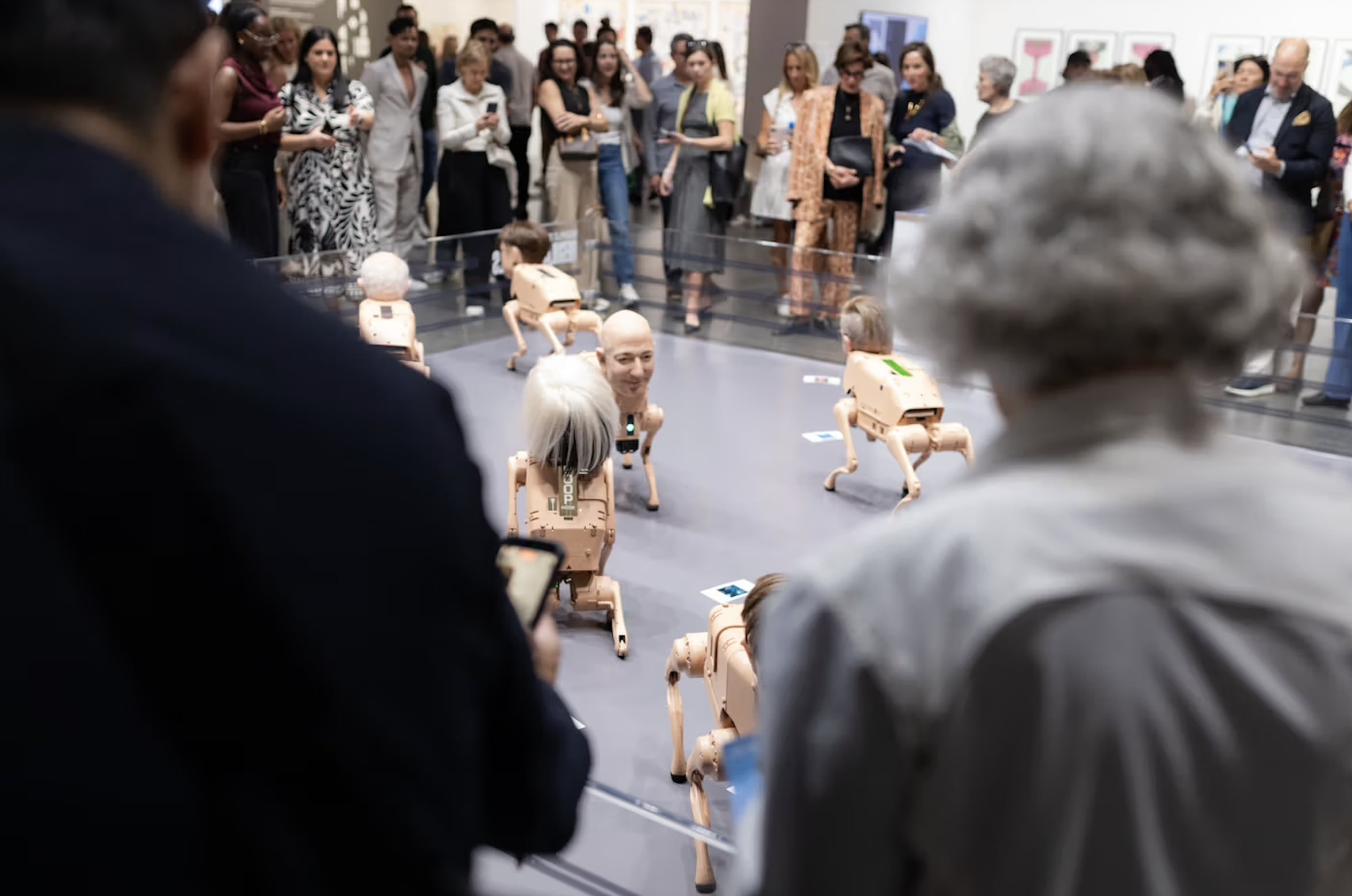 2025 Art Basel 最荒謬也最真實的作品！馬斯克、貝佐斯都變成了機器狗？