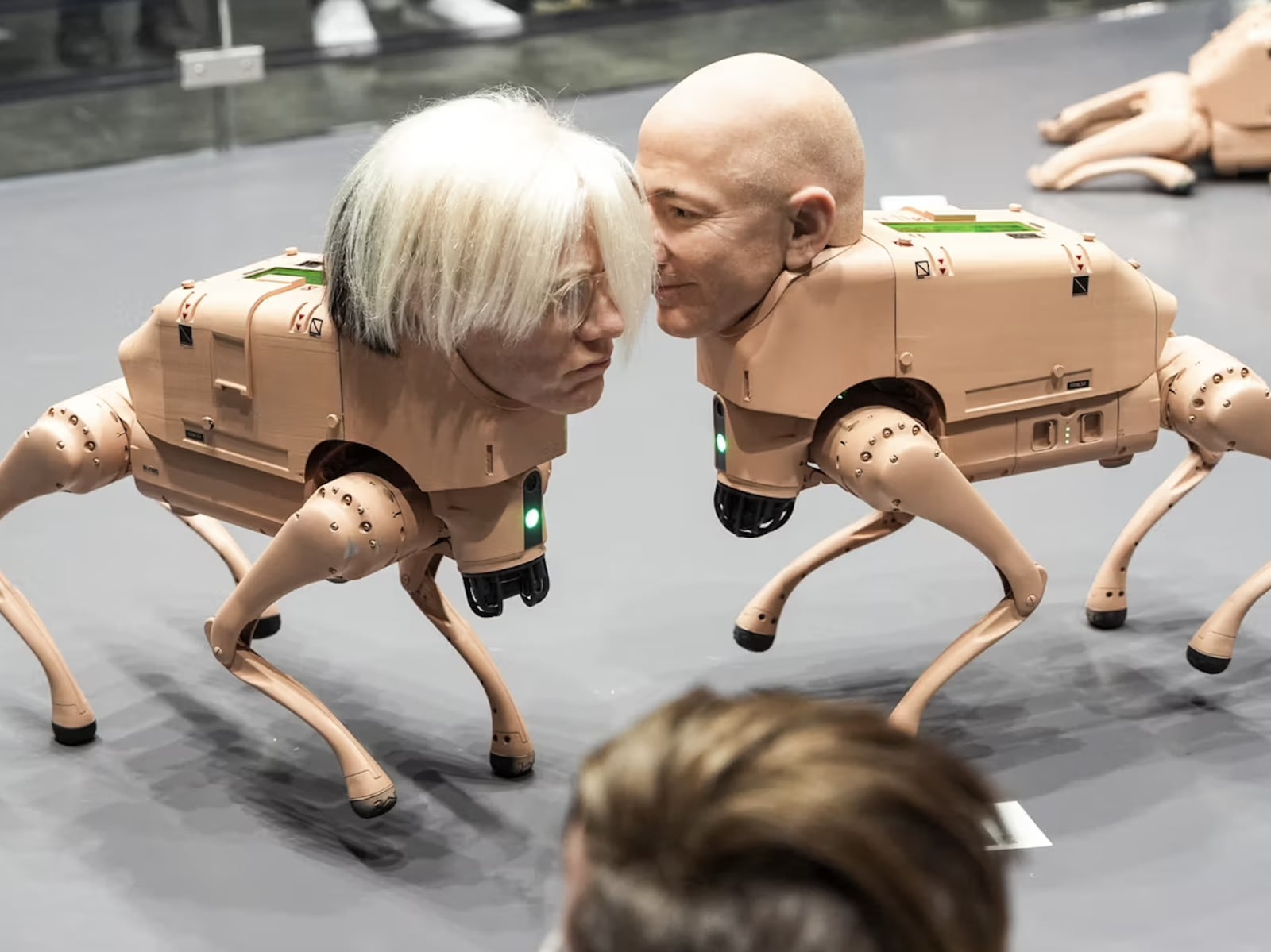 2025 Art Basel 最荒謬也最真實的作品！馬斯克、貝佐斯都變成了機器狗？