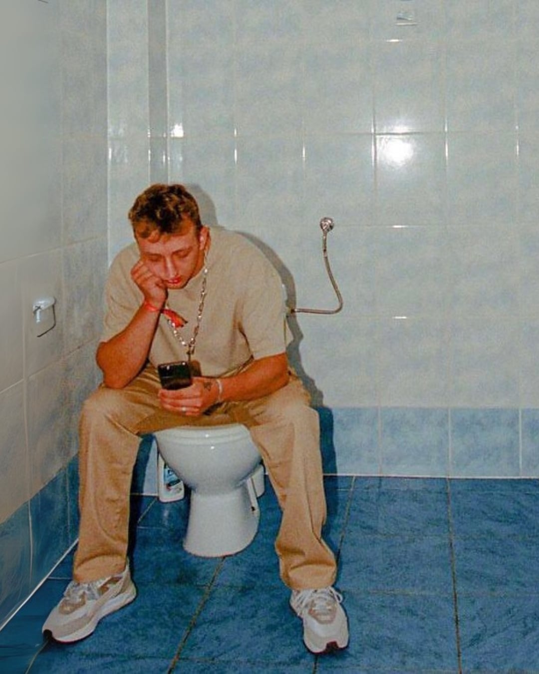 馬桶上的哲學:aka 男人的避風港,研究顯示男人一年花七小時躲廁所!