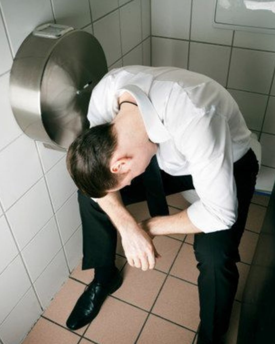 馬桶上的哲學:aka 男人的避風港,研究顯示男人一年花七小時躲廁所!