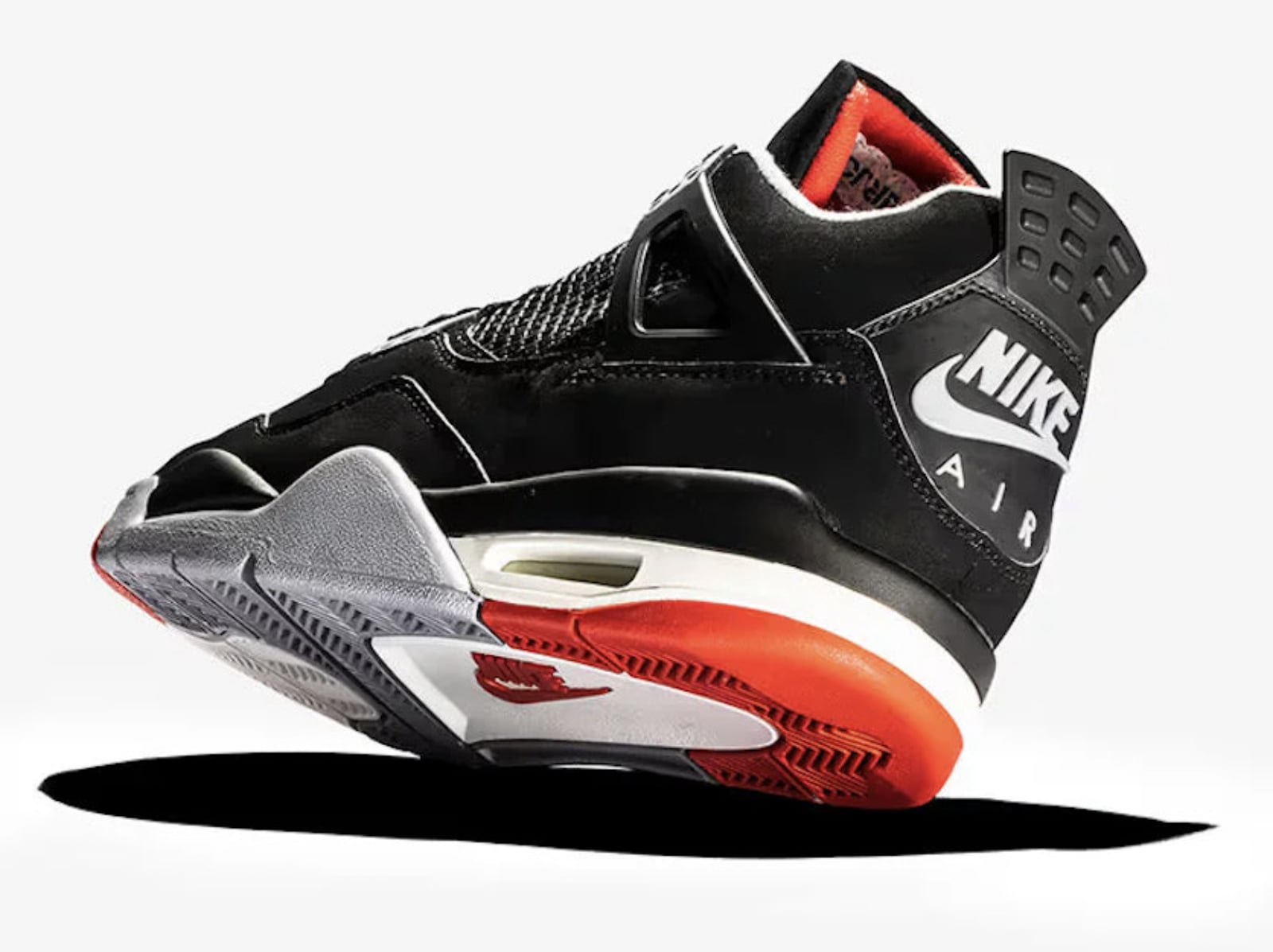 Air Jordan 4「Bred」經典配色有望 2026 傳奇回歸！原始 OG 元素完整復刻鞋迷必搶！