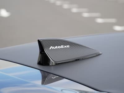 車頂「鯊魚鰭」原來有這功能？外觀帥氣之於其實是超重要的汽車配件！