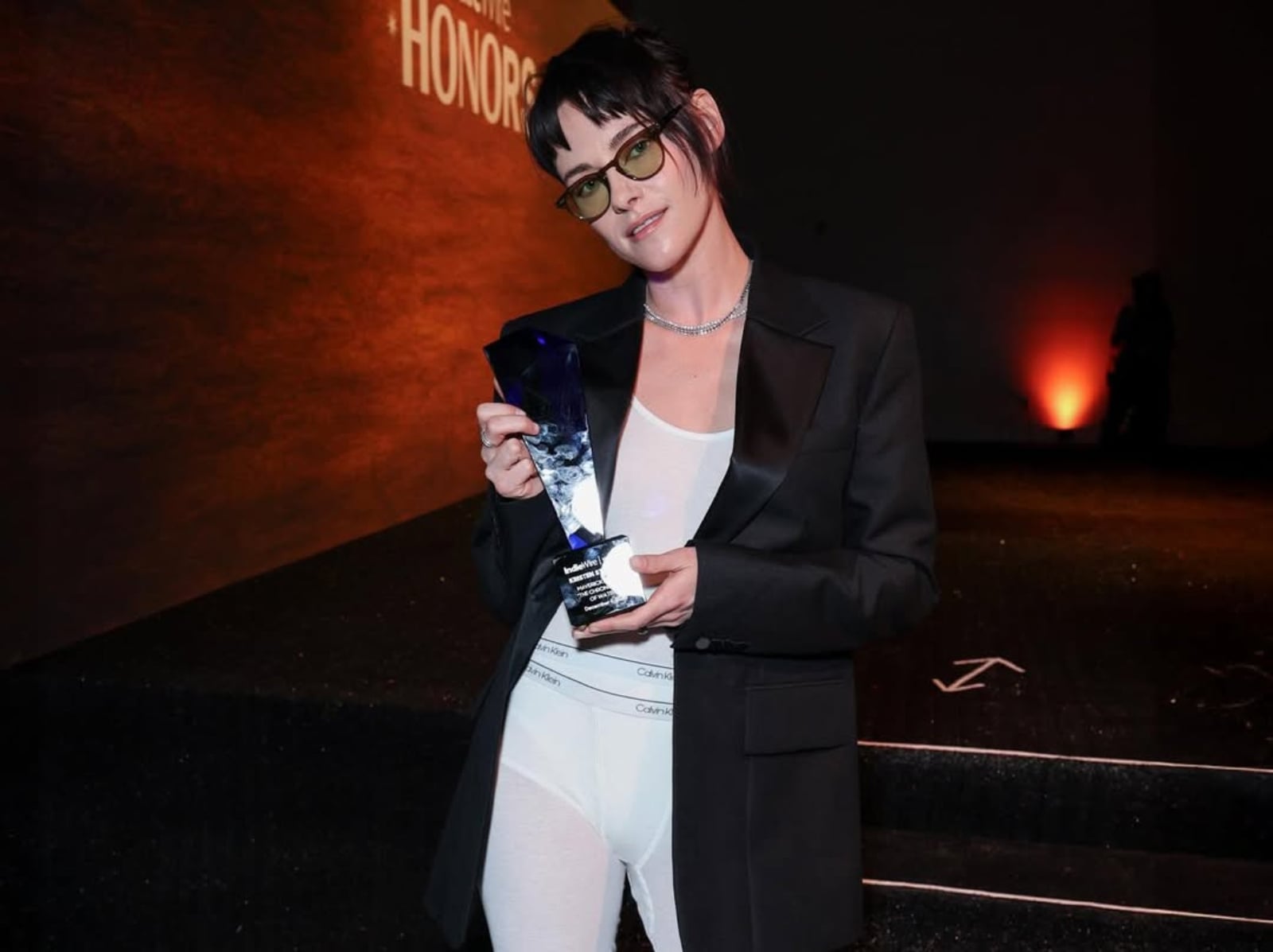 克莉絲汀史都華 Kristen Stewart 大膽前衛造型引熱議！內衣外穿時尚，網：「全靠臉在撐！」