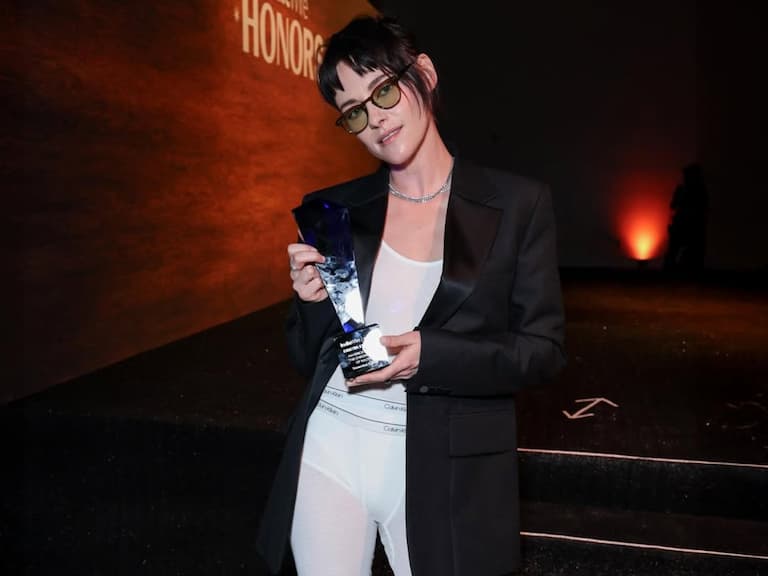 克莉絲汀史都華 Kristen Stewart 大膽前衛造型引熱議！內衣外穿時尚，網：「全靠臉在撐！」