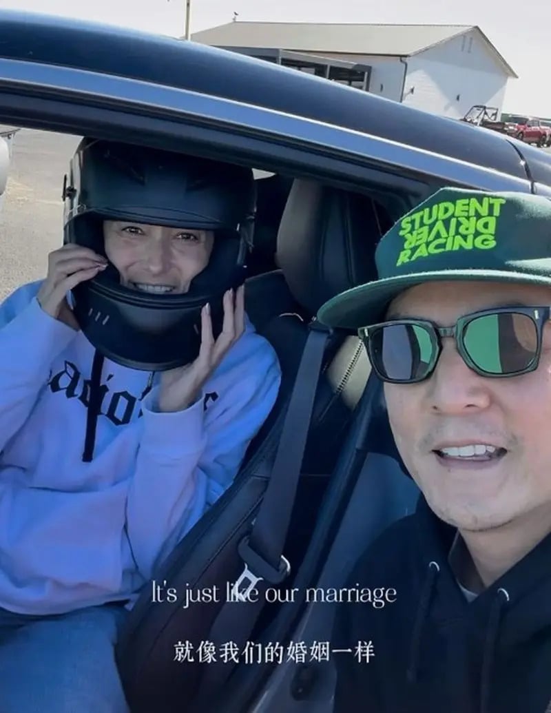 吳彥祖教老婆 Lisa S. 開賽車!「一句話」曝家庭地位!