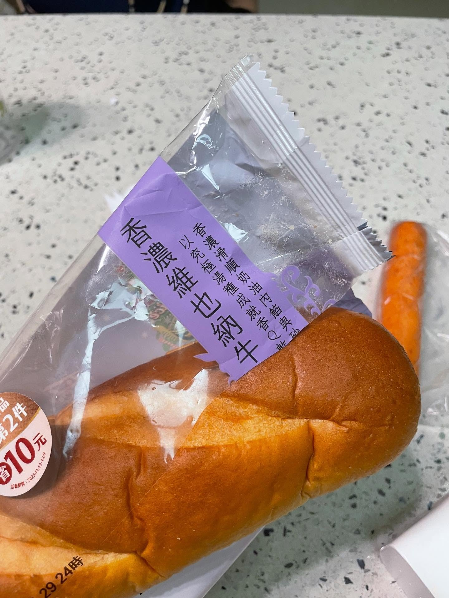 盤點 Threads 上 10 大超商美食秘笈:維也納牛奶麵包熱狗堡、布丁調酒⋯詳細做法一次看!