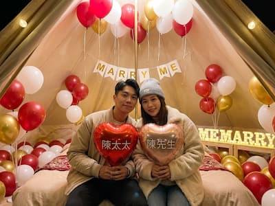 CPBL／陳晨威單膝下跪向啾啾求婚成功！「你的49是我98的一半」深情告白全場淚崩，近期登記結婚