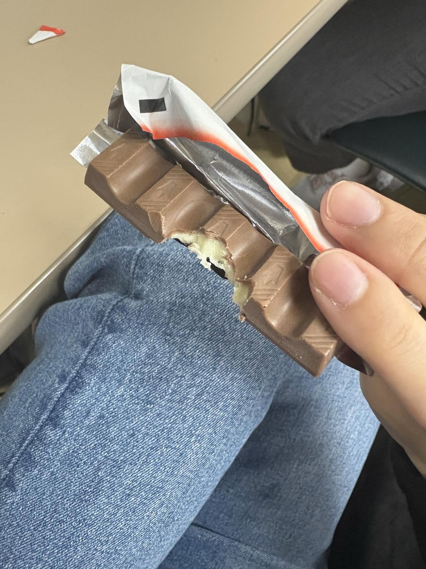 Threads 網友橫著吃健達！全家發警告聲明：「你已違反巧克力管理條例」全網笑翻！