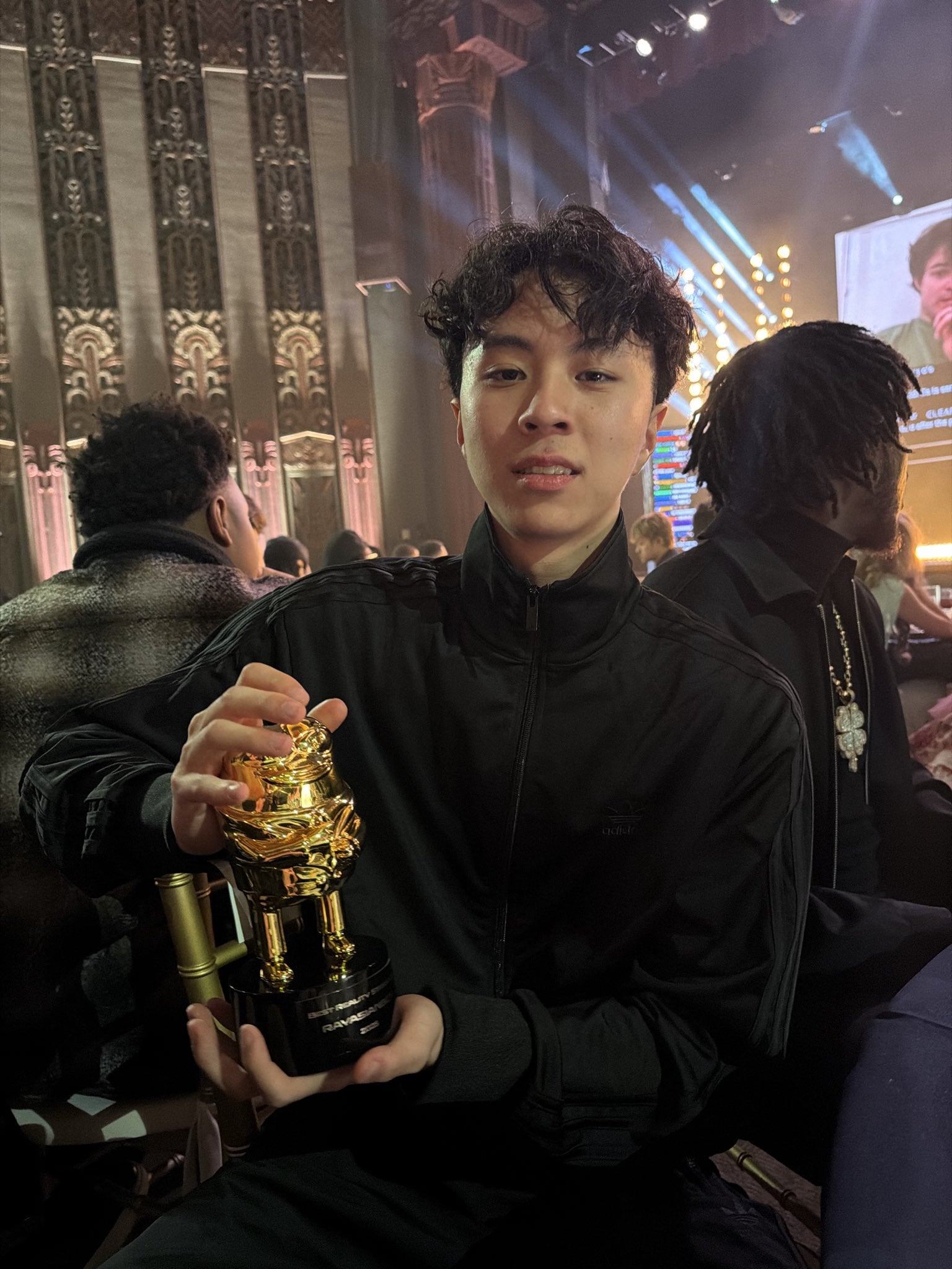 Ray 開直播與母親分享「最佳實境直播主」獎盃!媽媽驕傲大喊「YOU DID IT」讓網友樂翻!