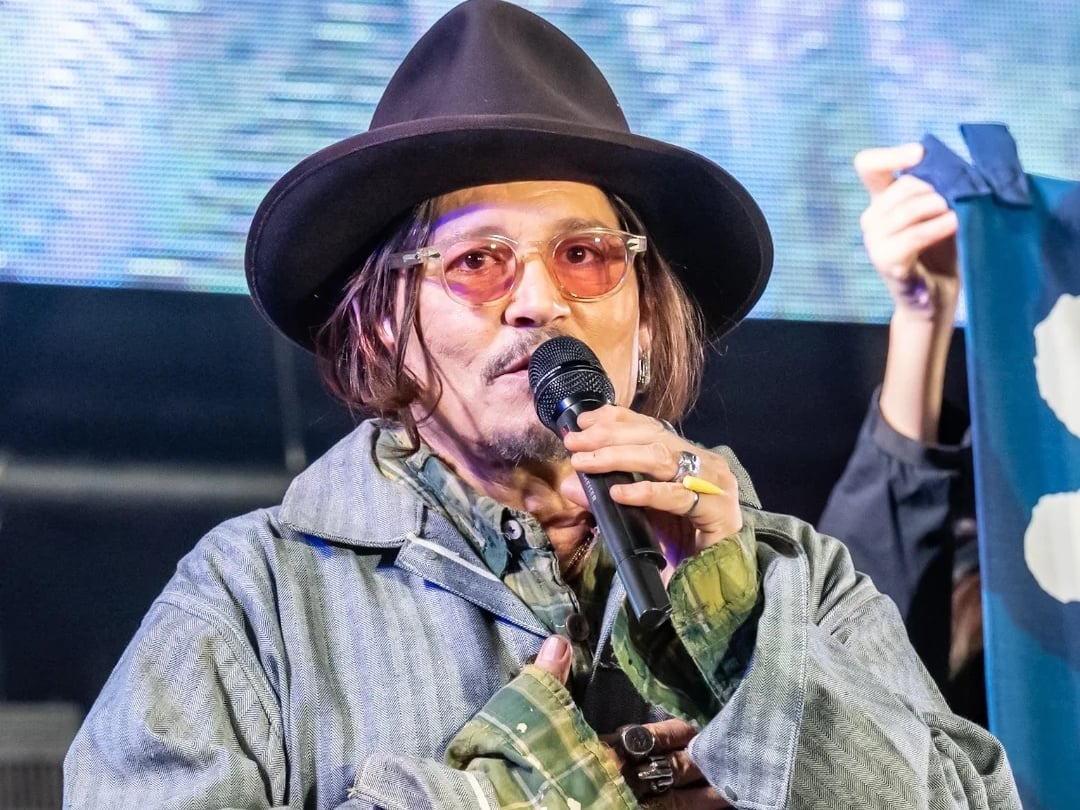 強尼戴普 Johnny Depp 出席東京 ComicCon 活動！手上玉米筍戒指竟是台幣 60 塊扭蛋扭的！