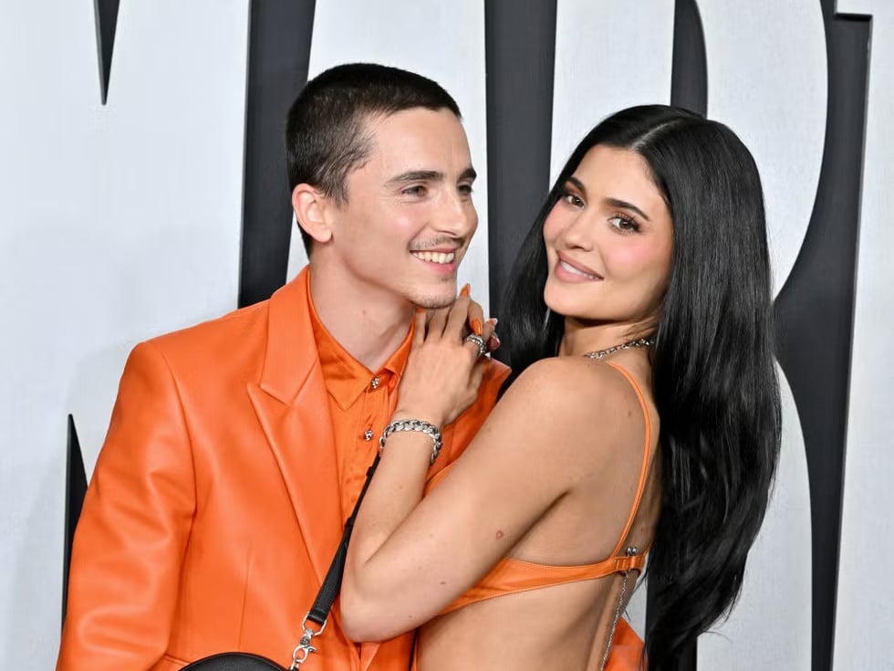 「甜茶」提摩西夏勒梅 Timothée Chalamet、凱莉珍娜橘色情侶裝同框現身破分手謠言！網友：「根本天作之合」