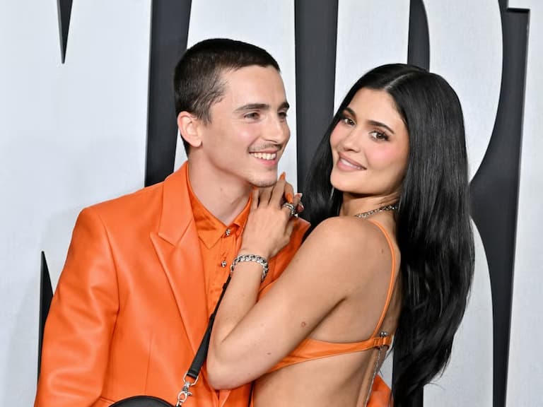 「甜茶」提摩西夏勒梅 Timothée Chalamet、凱莉珍娜橘色情侶裝同框現身破分手謠言！網友：「根本天作之合」
