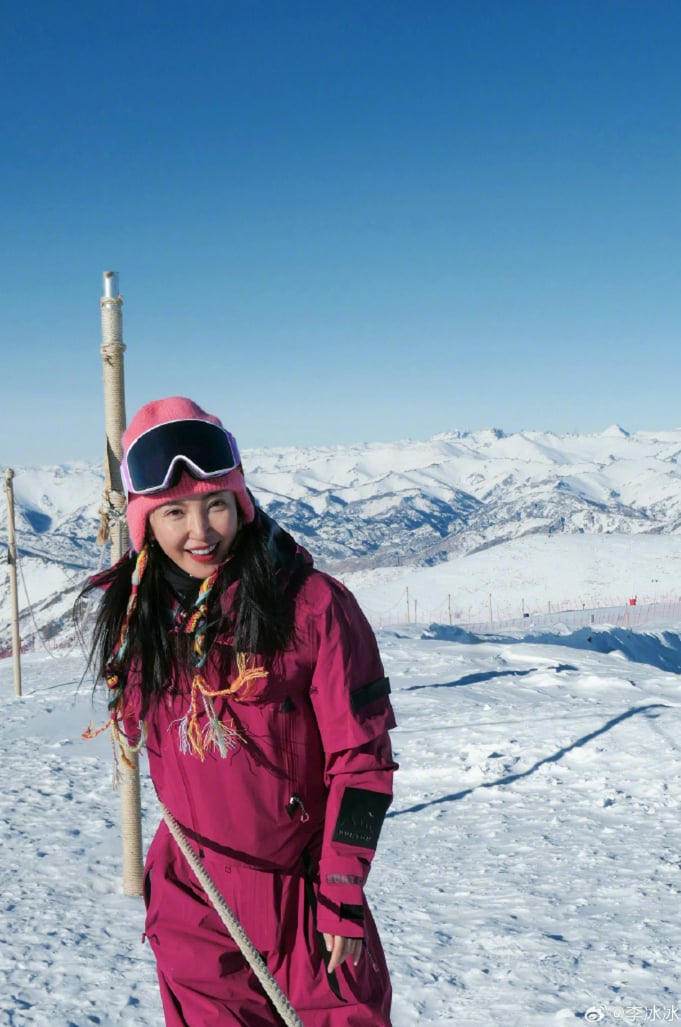 李冰冰身高 165 公分雪場素顏美照曝光！網友驚：「看不出 52 歲！」