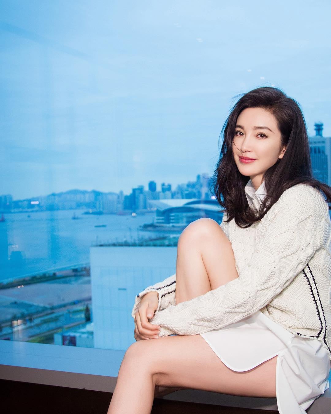 李冰冰身高 165 公分雪場素顏美照曝光！網友驚：「看不出 52 歲！」