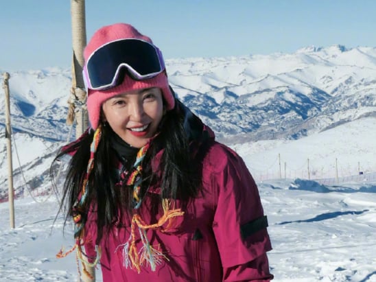 李冰冰身高 165 公分雪場素顏美照曝光！網友驚：「看不出 52 歲！」