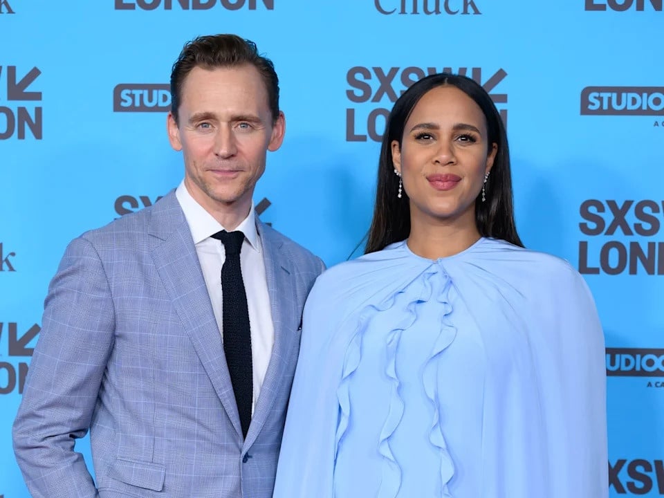 「洛基」湯姆希德斯頓宣布二寶報到後首度亮相！攜未婚妻同走《夜班經理》紅毯！