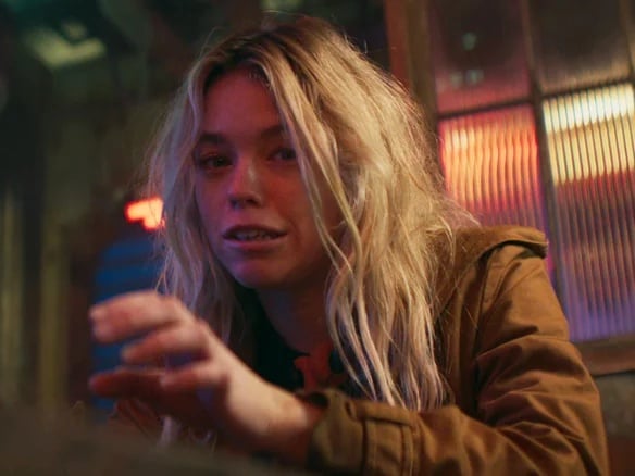 《超少女》預告、海報釋出！演員陣容米莉艾考克披紅披風亮相，完美化身全新卡拉！