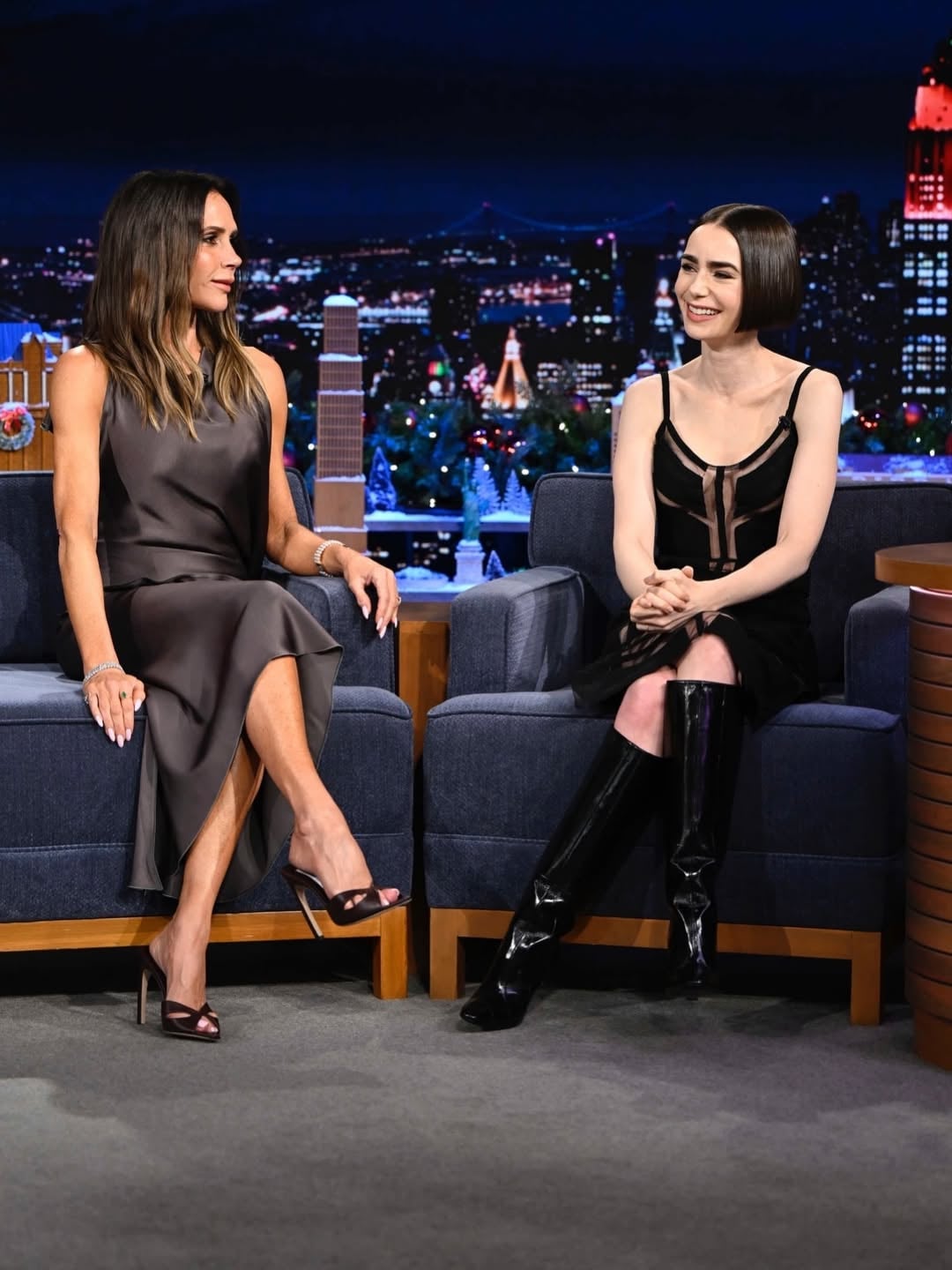 莉莉柯林斯 Lily Collins 見偶像維多利亞貝克漢激動落淚!感動喊:「像做夢一樣!」