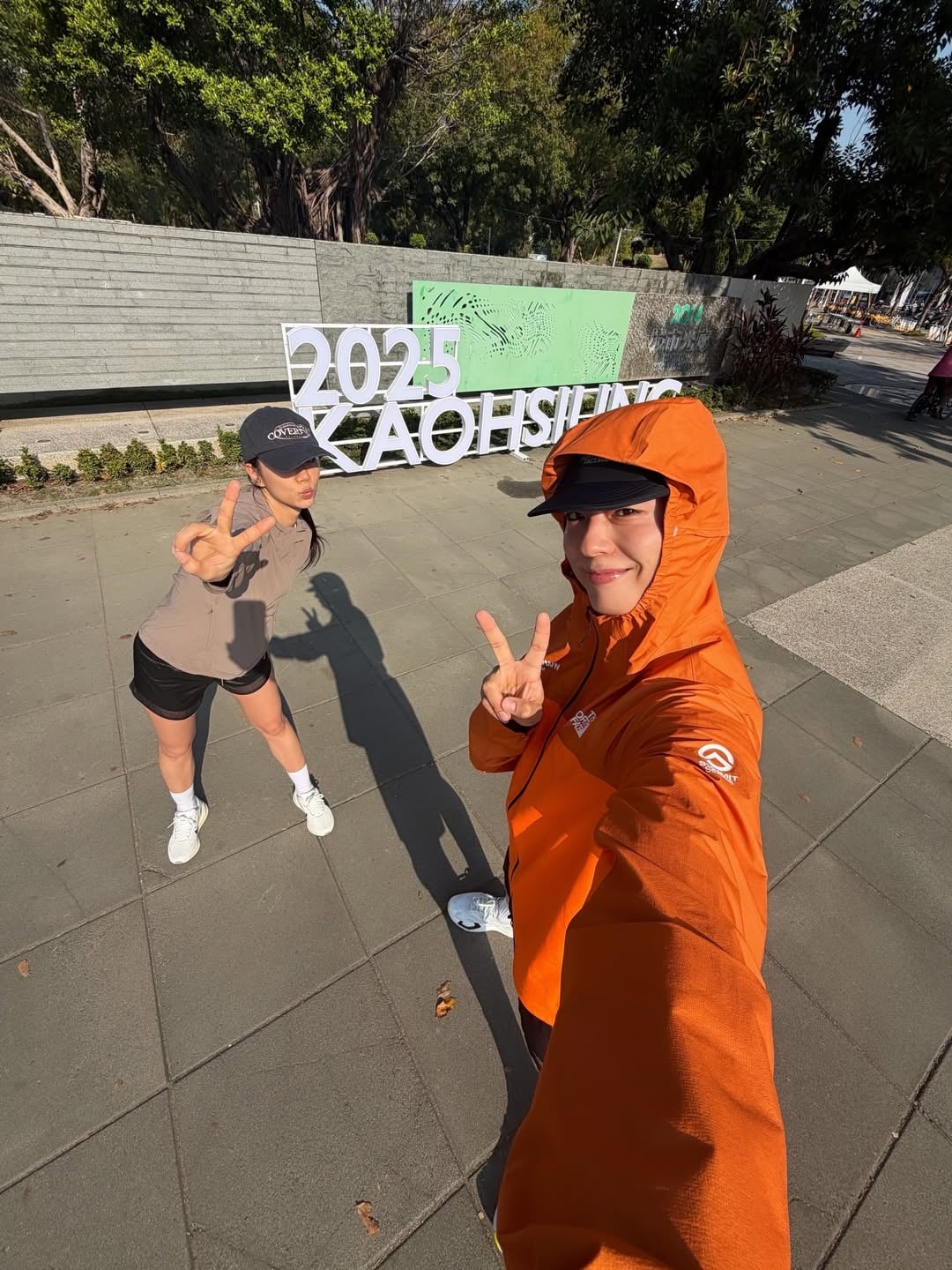 朴寶劍曬高雄騎 YouBike 照！中央公園老榕樹瞬間變「寶劍樹」爆紅！