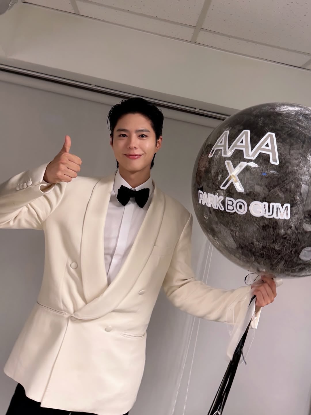 朴寶劍曬高雄騎 YouBike 照！中央公園老榕樹瞬間變「寶劍樹」爆紅！