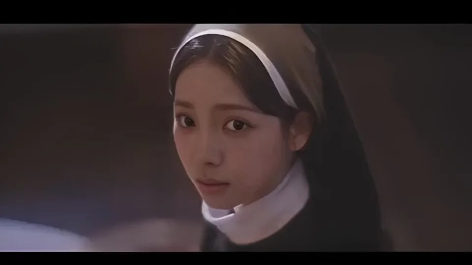 Karina、張員瑛化身修女演出聖誕短片！邊佑錫神父同框粉絲狂讚：「神作」