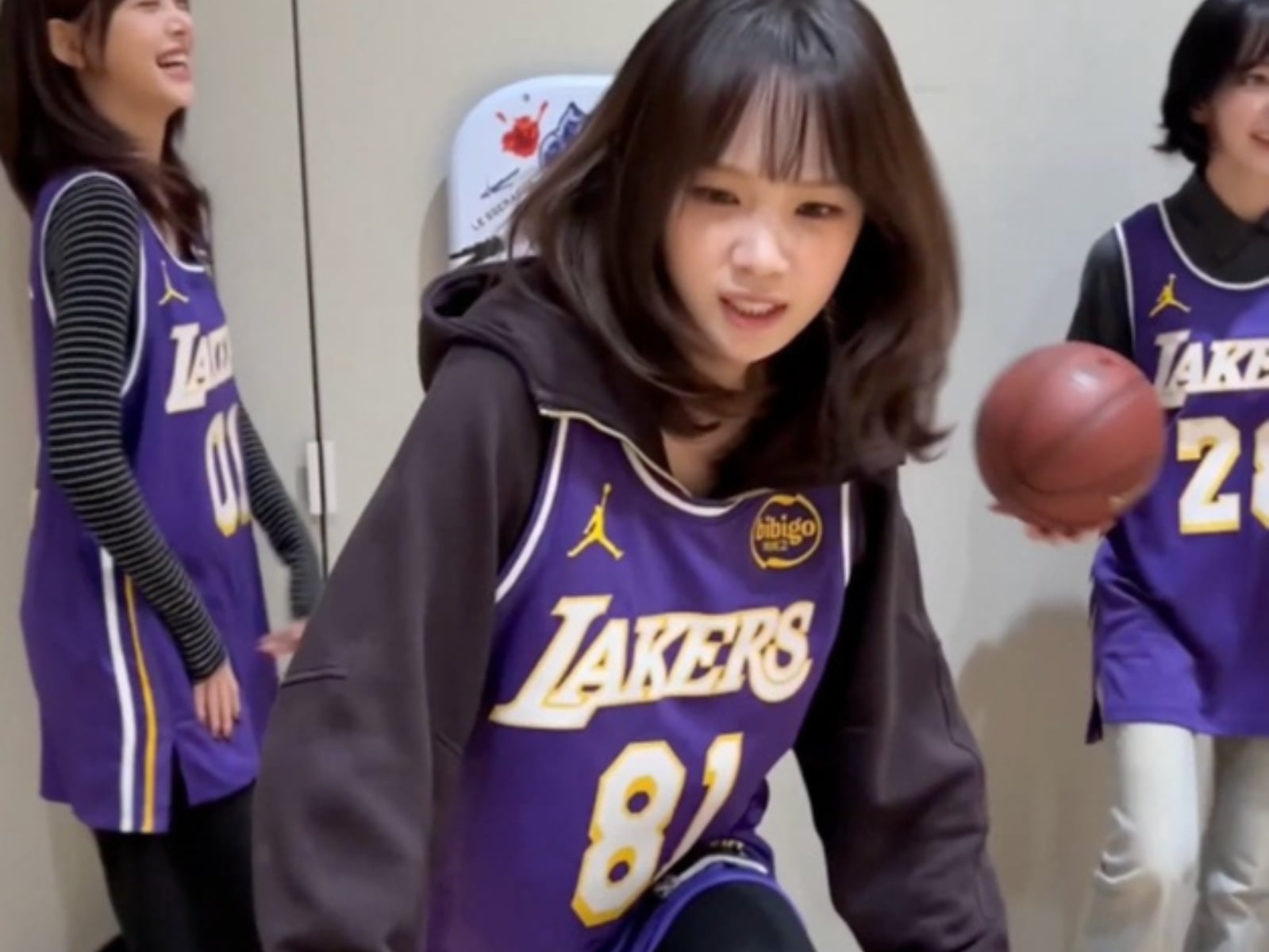 LE SSERAFIM 金采源模仿詹皇「霸王步」慶祝動作！穿上 81 號專屬湖人隊球衣萌翻全網！