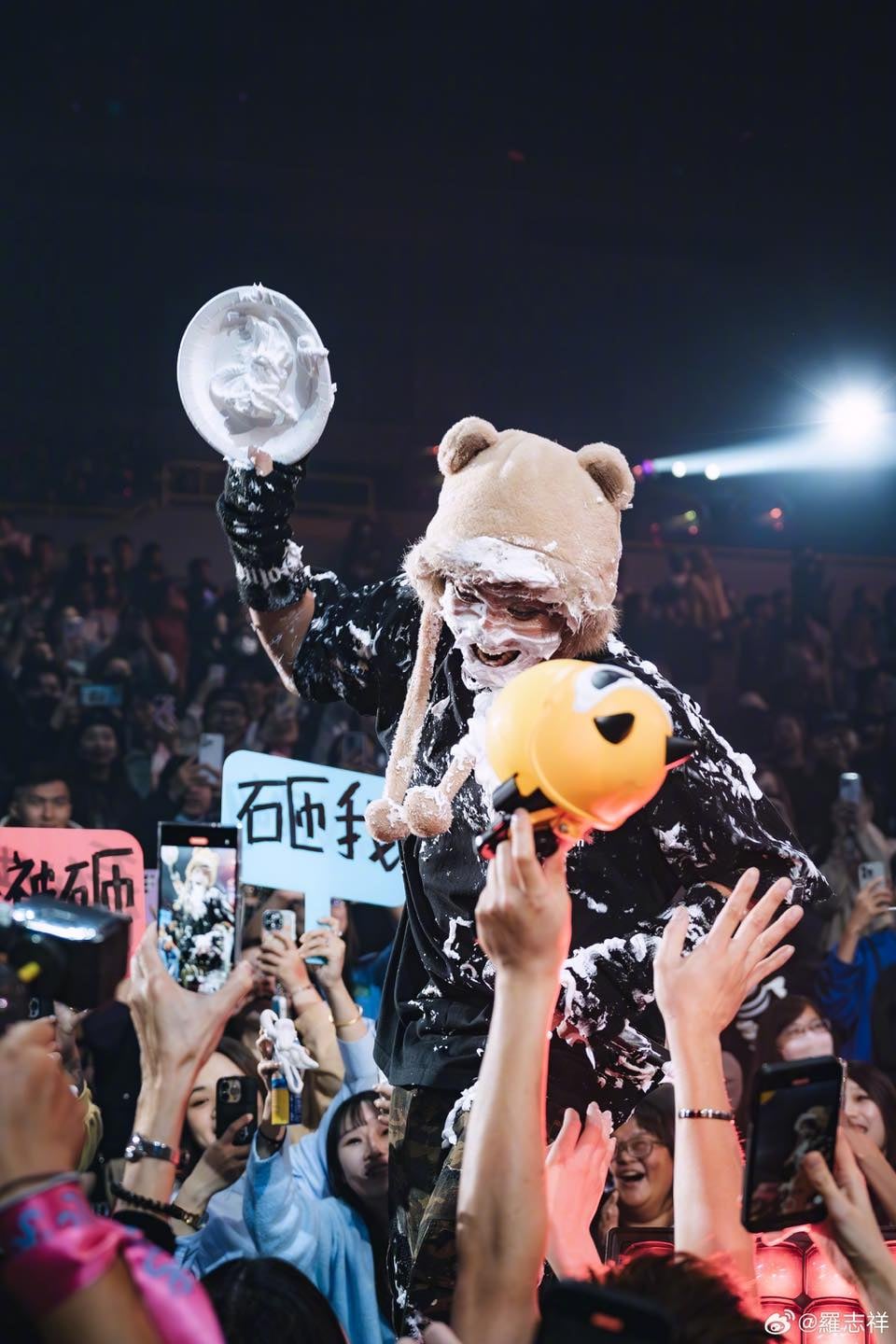 羅志祥小巨蛋演唱會砸派秀超失控!台上沖澡濕身秀腹肌!