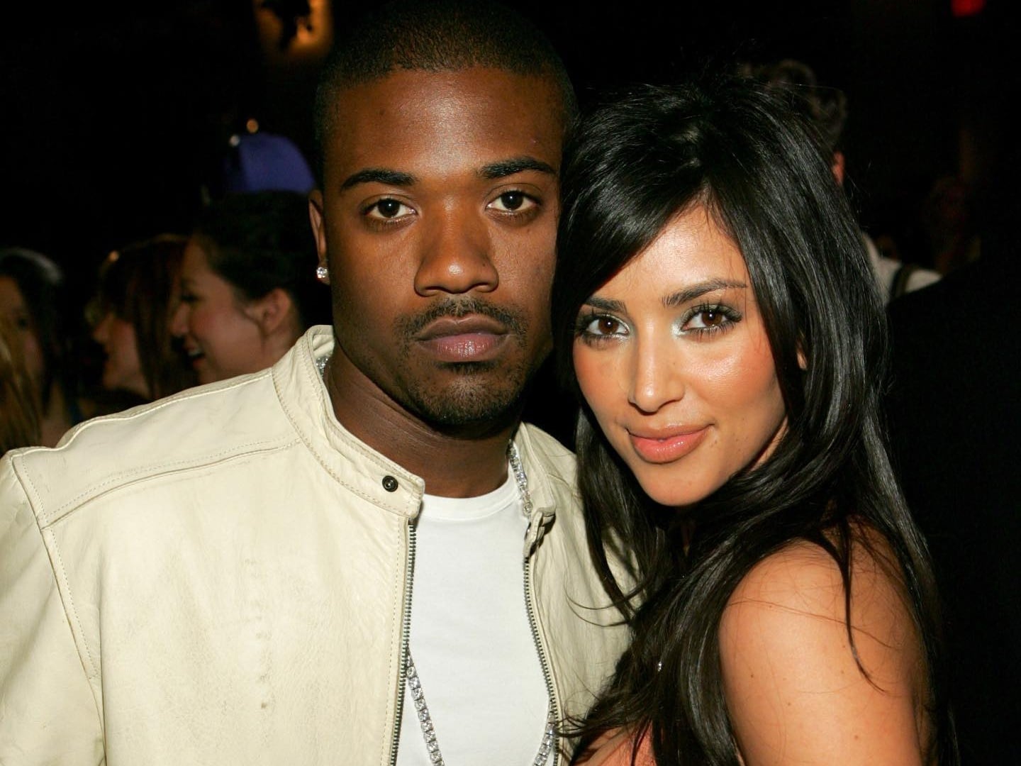 金卡戴珊 Kim Kardashian 和母親遭雷傑指控詐欺！控訴：「甚至有組織犯罪行為！」