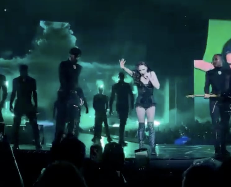 Lady Gaga 演唱會舞者摔落舞台!女神卡卡暖心暫停關心!