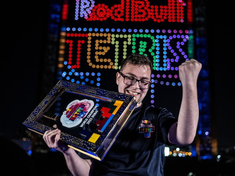 Red Bull 打造全球最狂《俄羅斯方塊》決賽！交響樂團Ｘ無人機秀震撼杜拜夜空！